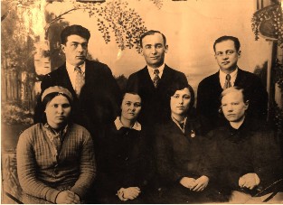 Коллектив учителей в годы войны с первым директором школы, Кириченко Михаилом Васильевичем в центре