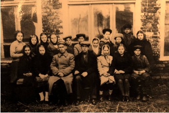 Фото 1945 года. Военный класс с классным руководителем и директором школы